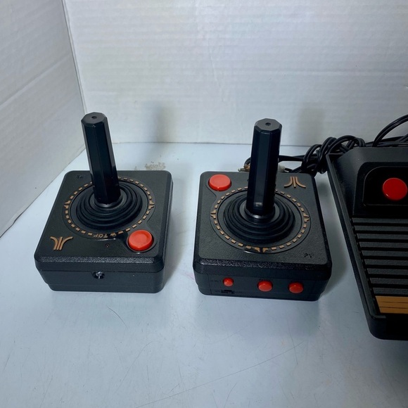 Atari Flashback 4 special edition console & 2 controllers. - Picture 4 of 14